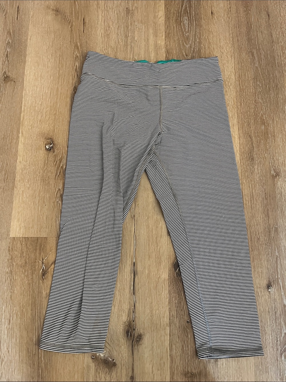 American Eagle Striped cropped leggings